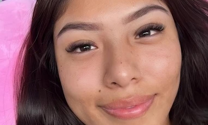 Image 3: Dale un toque diferente a tu mirada con estos servicios para pestañas