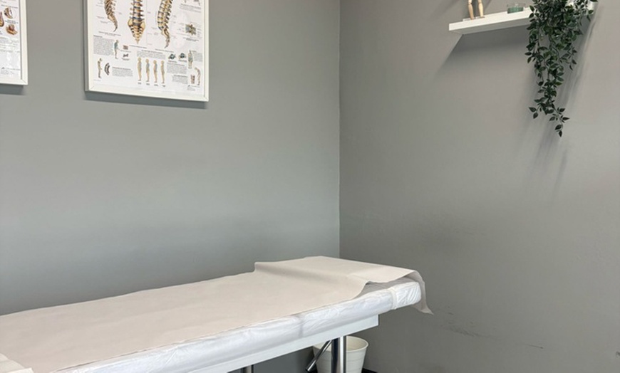 Image 3: Masaje de 50 minutos para sobrecarga muscular, contracturas o lesiones