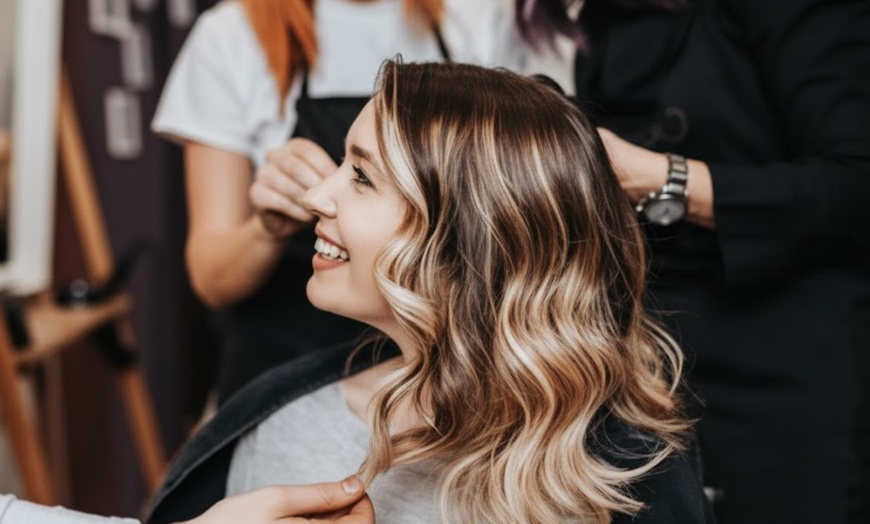 Image 1: Peluquería con lavado, hidratación, corte y opción a tinte y mechas