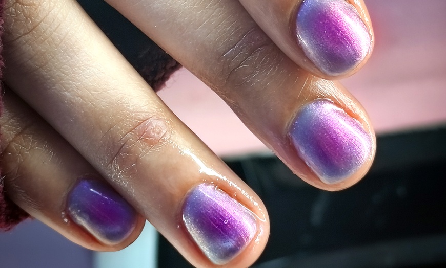 Image 5: Manicura, pedicura o manipedi con esmaltado normal o semipermanente