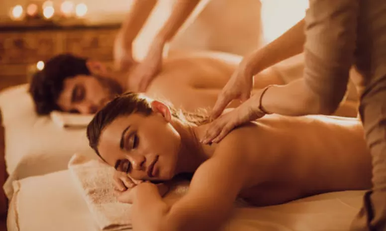 Masaje en pareja con piedras calientes o bambú, infusión y bombones