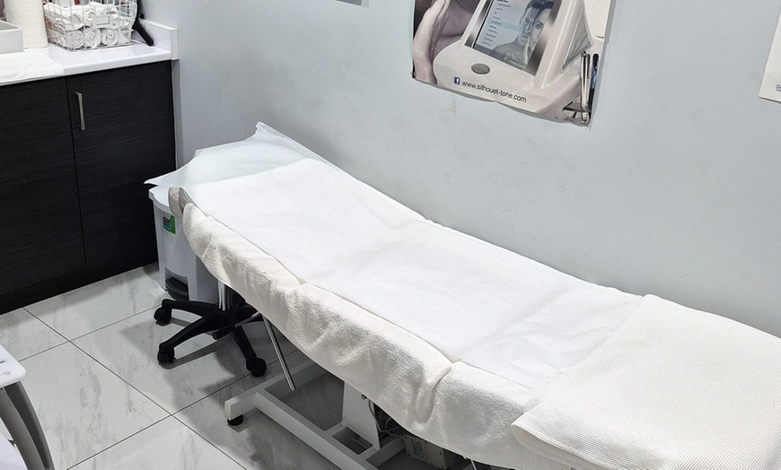 Image 2: Achieve Flawless Look with Full Face or Neck Tag Removal