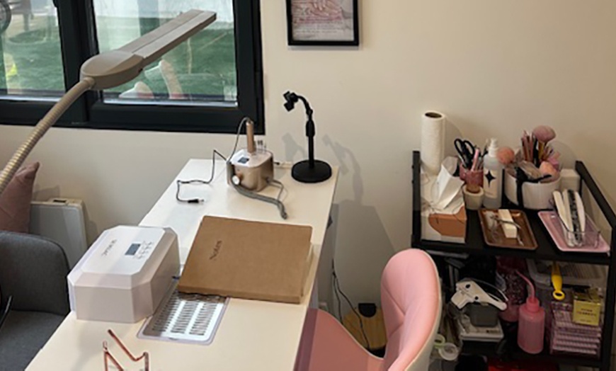 Image 2: Pose de semi-permanent couleur des mains et/ou des pieds