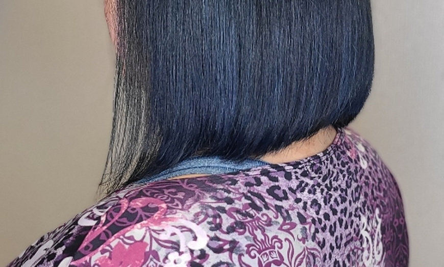 Image 4: Expert Stylists and Personalized Consultations for Perfect Hair