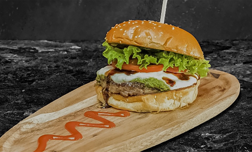 Image 1: 1-4 Burger inkl. Pommes frites / Süßkartoffelpommes und 1-4 Getränke