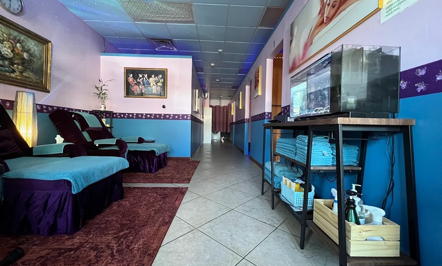 Image 2: 60- or 90-Minute Swedish or Deep Tissue Couples Massage