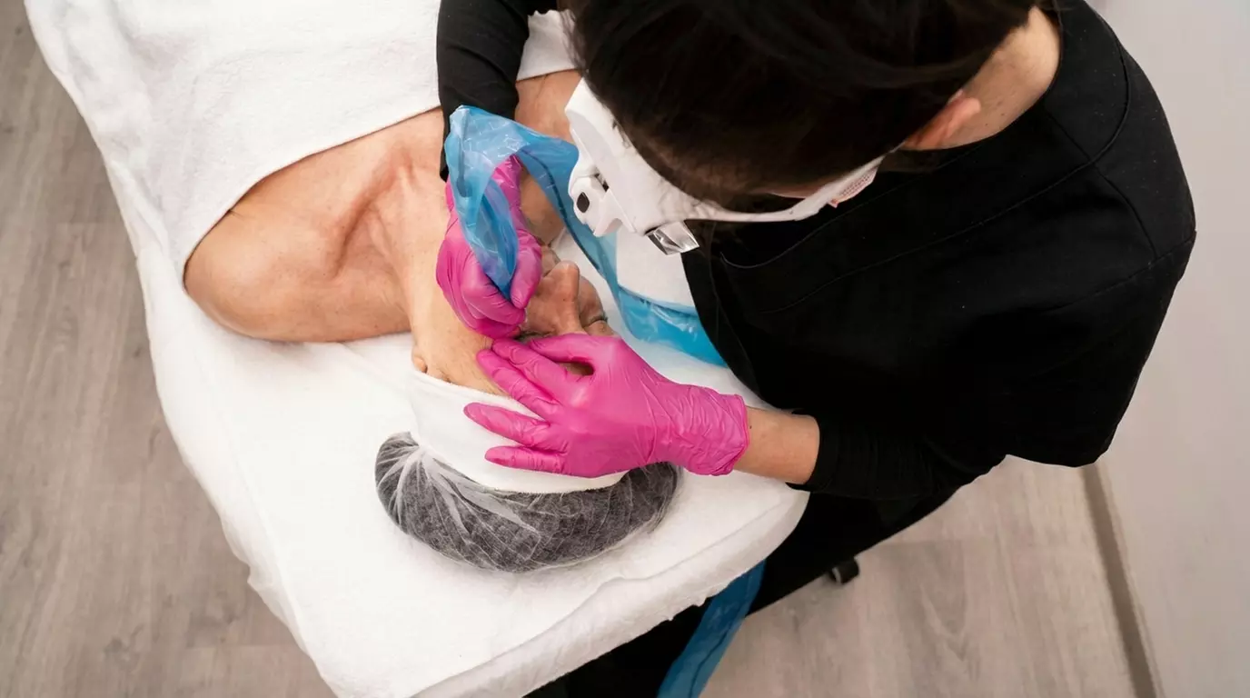 Podkreśl naturalne piękno: makijaż permanentny ust, brwi lub oczu