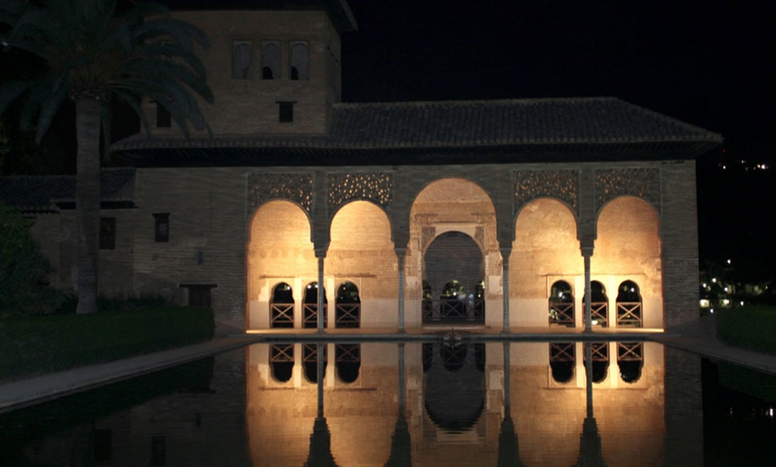 Image 5: Granada: 1 o 2 noches con desayuno y visita nocturna a la Alhambra