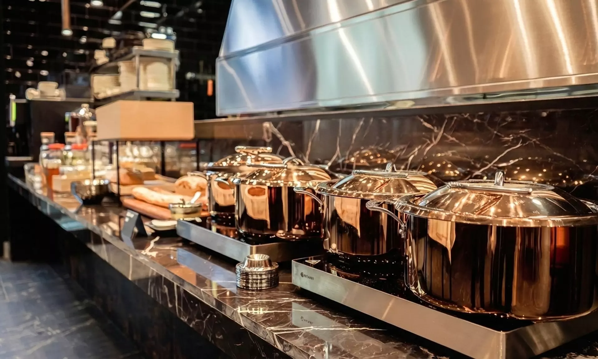 Reichhaltiges internationales Frühstücks vom großen Buffet