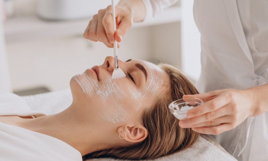 Image 1: 1 o 2 sesiones de limpieza facial y masaje corporal para 1 persona