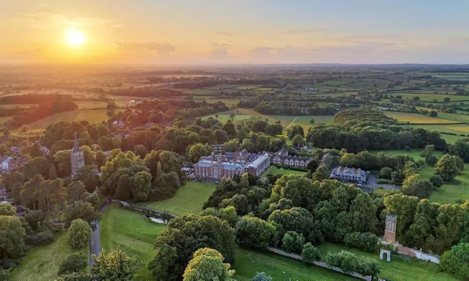 Warwickshire: Standard Double / Twin Room with Breakfast, Wi-Fi & More