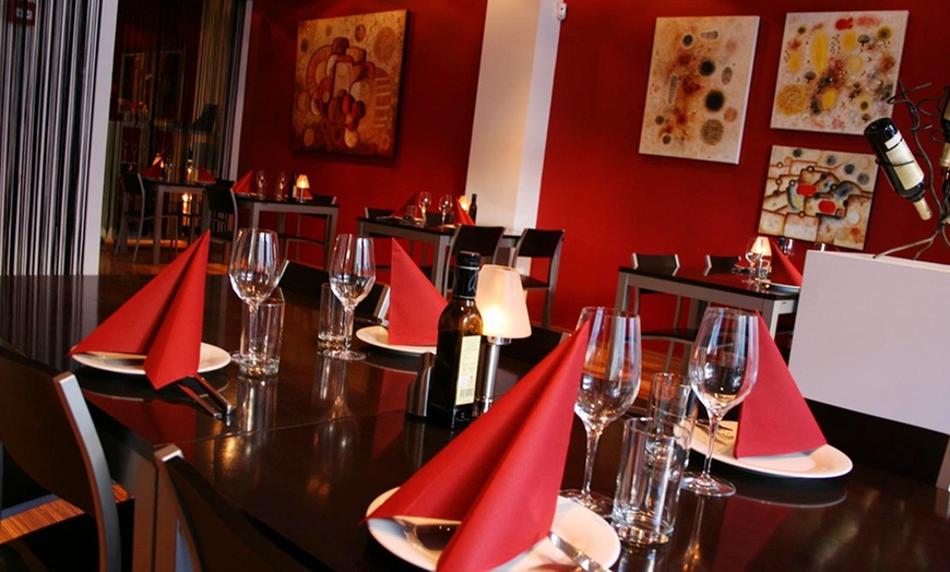 Image 14: Menú degustación de tapas o prémium con botella de vino para 2 o 4 