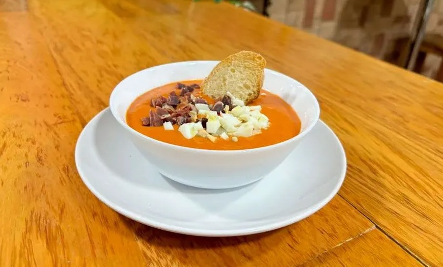 Image 5: Menú Especial o Premium con entrantes, principales, postres y vino 