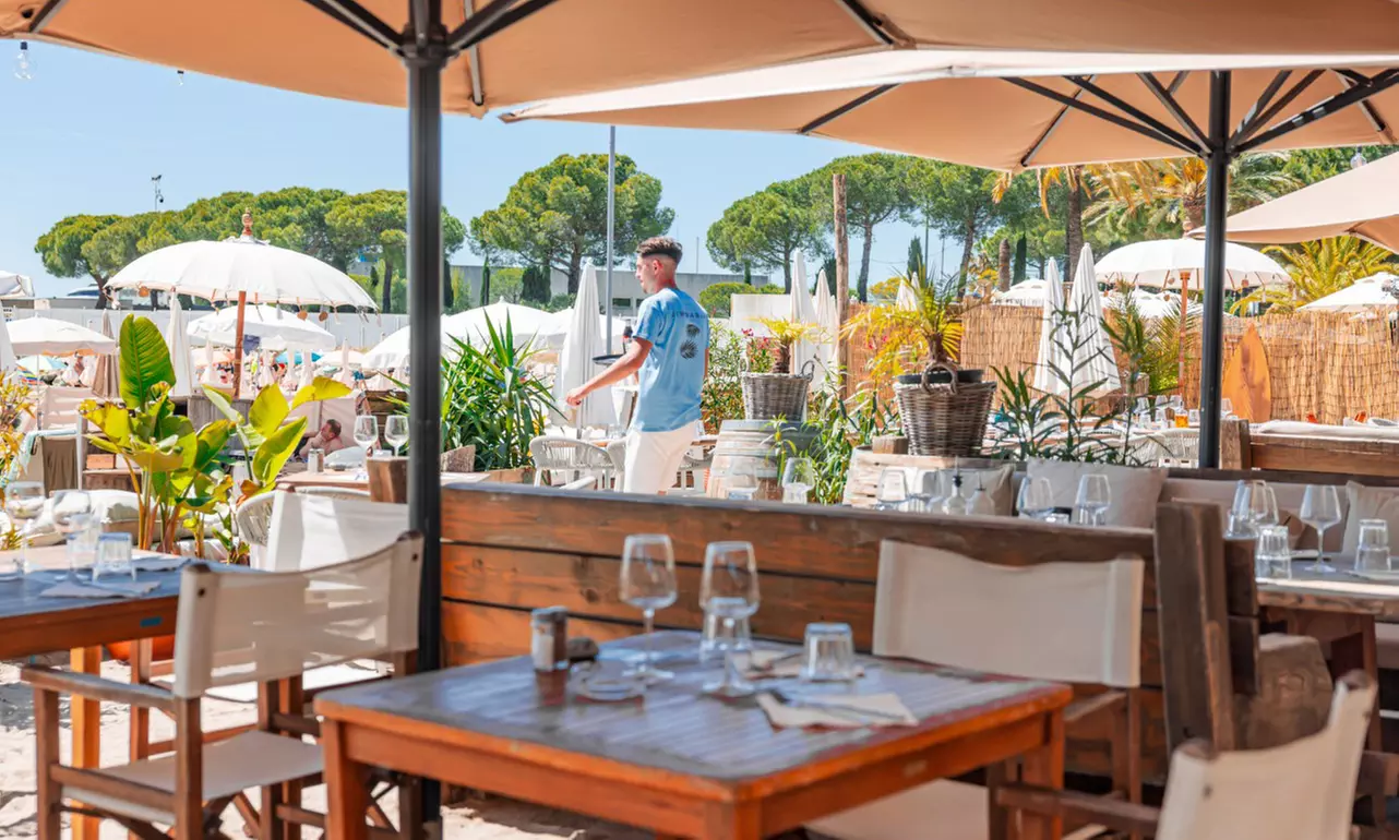 Journée plage privée à deux : détente privilégiée à Golfe-Juan