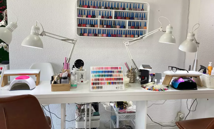 Image 5: 1 sesión de manicura y/o pedicura con esmaltado semipermanente