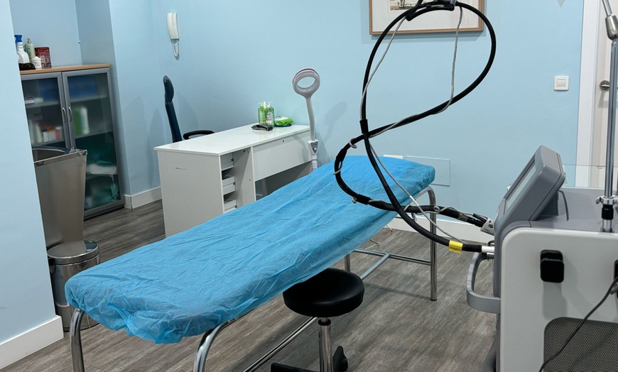 Image 2: Tratamiento inyectado efecto lifting en 3 zonas con retoque incluido