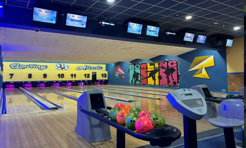 Partida de bolos con palomitas y bebida en Bowling Alcalá