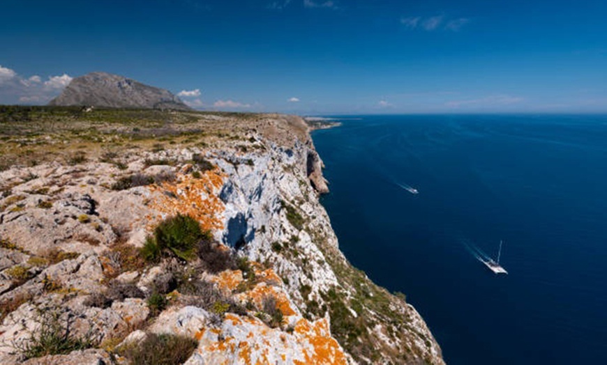 Image 13: Tour a Portitxol en catamarán con comida para 1 persona