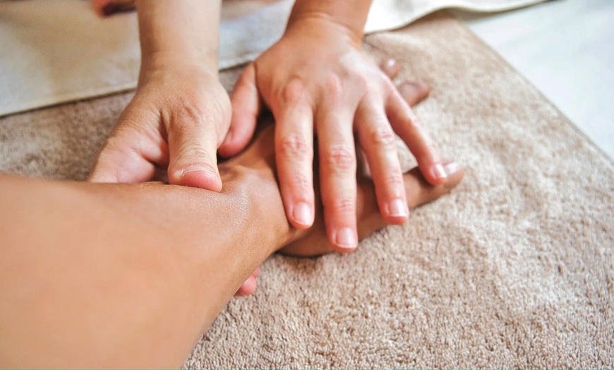 Image 1: Van top tot teen lekker in je vel: massage enkel of duo of voetspa