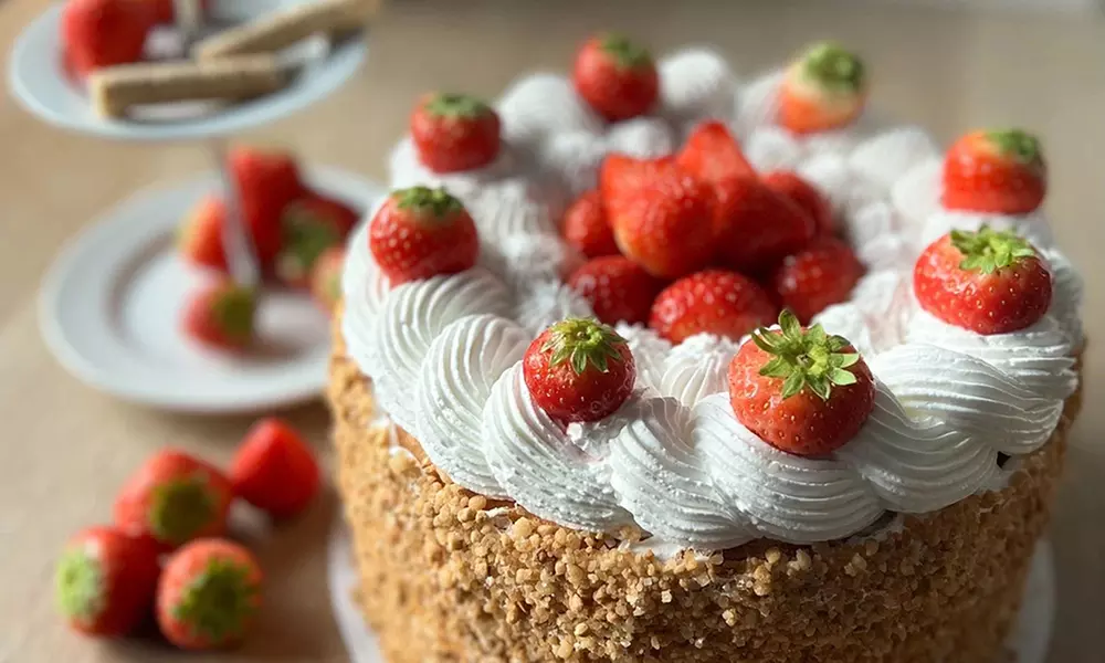 Feestelijke slagroomtaart met luchtige vulling en krokante nougatine voor 12 of 20 personen met tot 34% korting - Primary Image