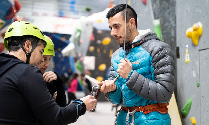Image 11: Escalada libre o en familia con material y 1 h de profesor incluido