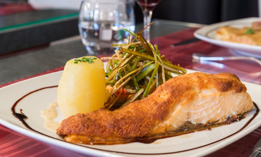 Image 17: Auvergne : chambre double avec petit-déjeuner, dîner et accès spa
