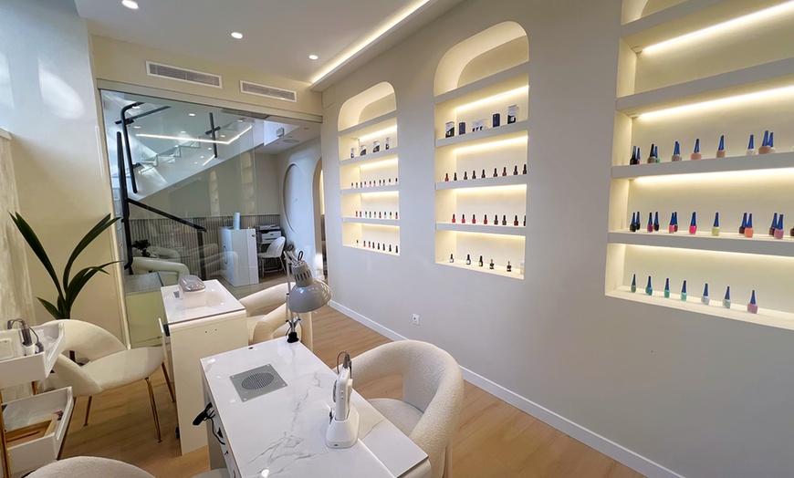 Image 1: Manicura, pedicura o manipedi con esmalte normal o semipermanente