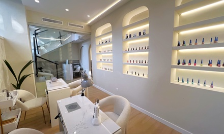 Manicura con esmaltado normal o semipermanente - Diamond Luxury Spa