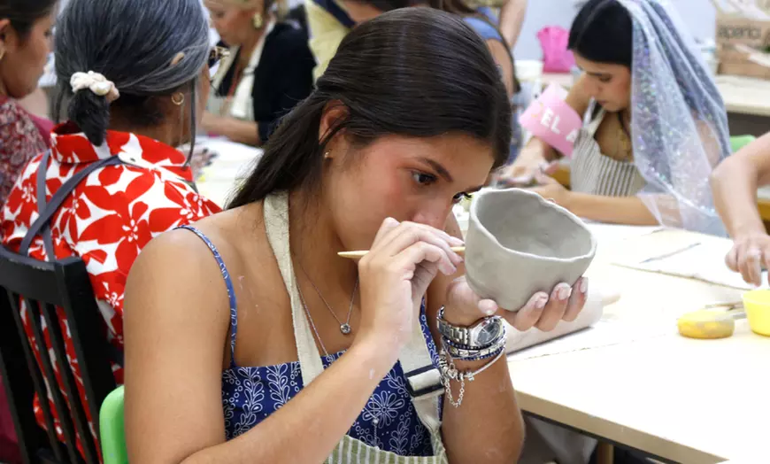 Image 1: Taller creativo de cerámica a elegir con bebida para 1, 2 o 4 personas