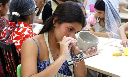 Taller ''Pinta tu cerámica'' de 1 hora y 30 media con bebida ilimitada y picoteo para 1 persona - Agarimo Espacio Creativo