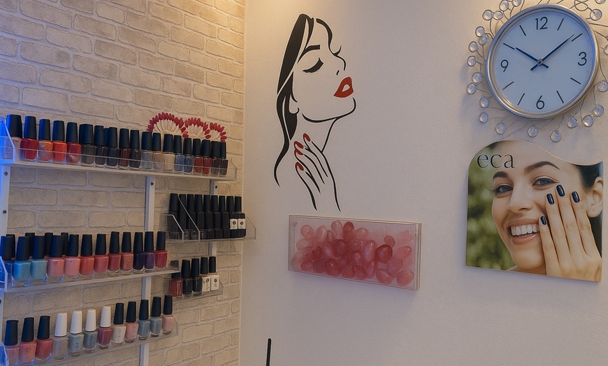 Image 4: Classic Eyelashes or Full Set of Eyelash Extension Plus 1 or 3 Refills