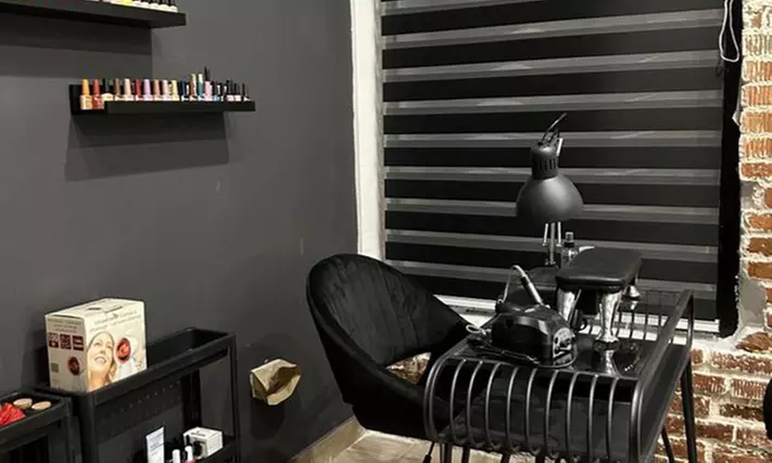 Uñas con gel o acrílico, esmaltado semipermanente y opción a diseño