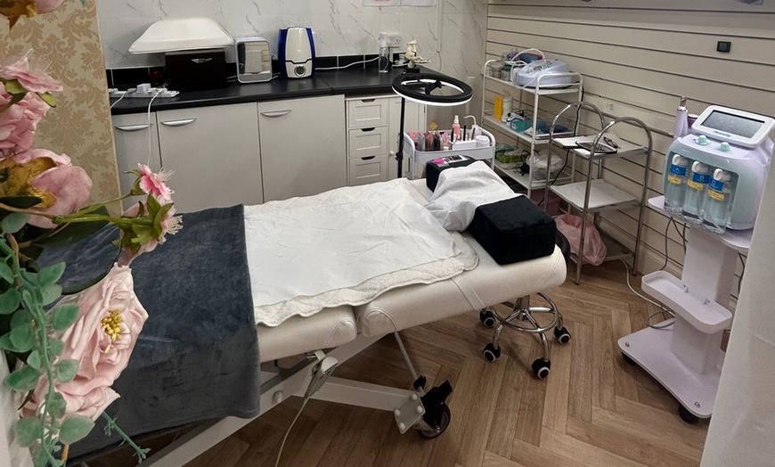 Image 2: Double the Bliss: Spa Treatment and Facial Combo( 30- or 60-minute)