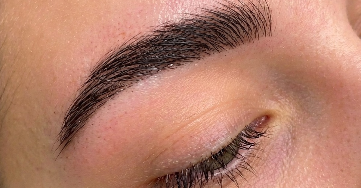 Laminado de cejas con tratamiento regenerador en Granada