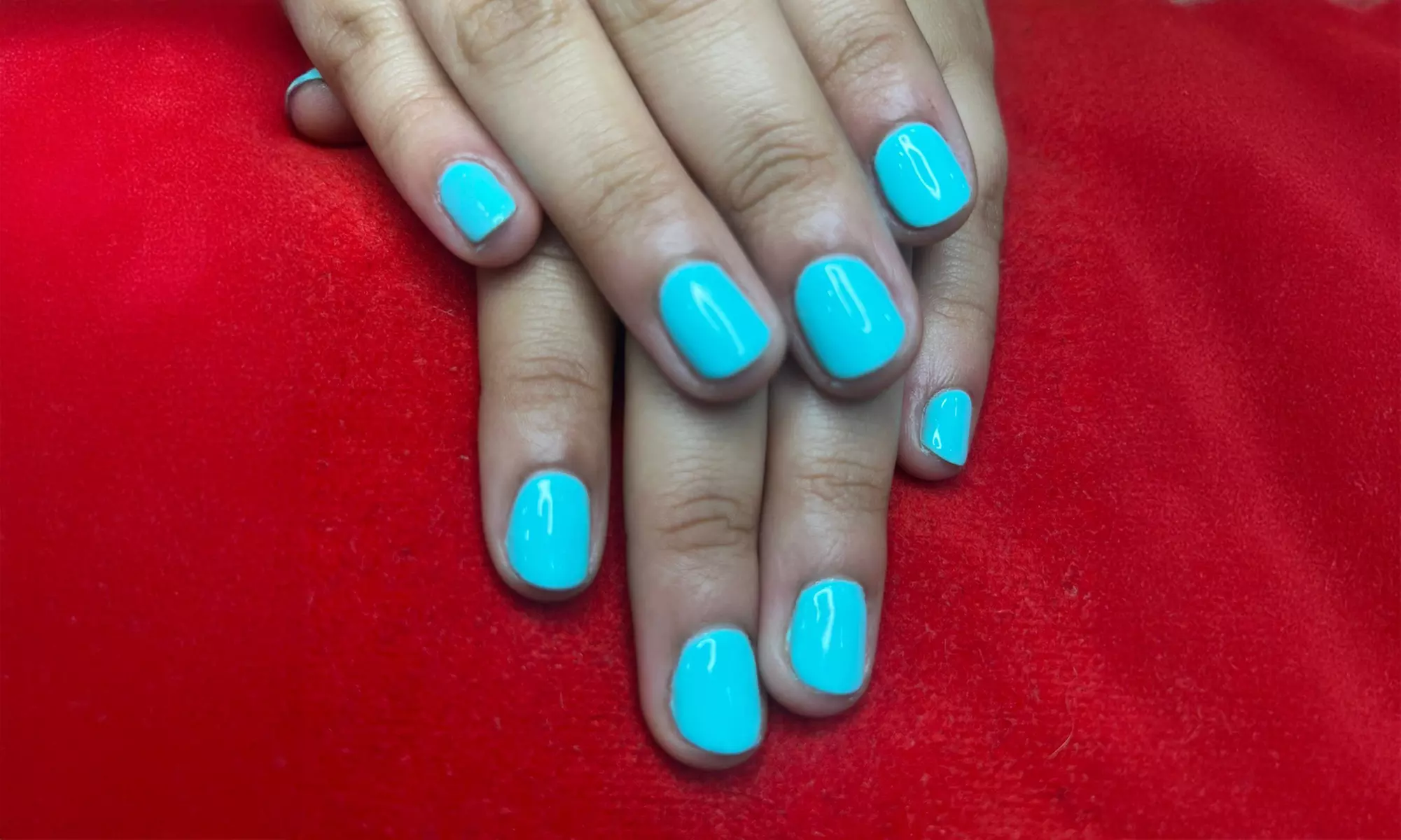 Manicura, pedicura o manipedicura con esmaltado normal o semipermanente y cuidado de cutículas hasta 60% menos - Second Medium