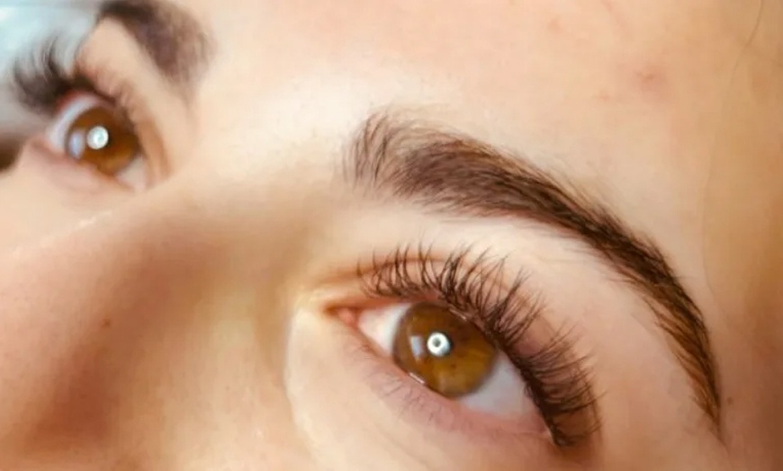 Image 1: Extension de cils ou rehaussement de cils avec traitement revitalisant