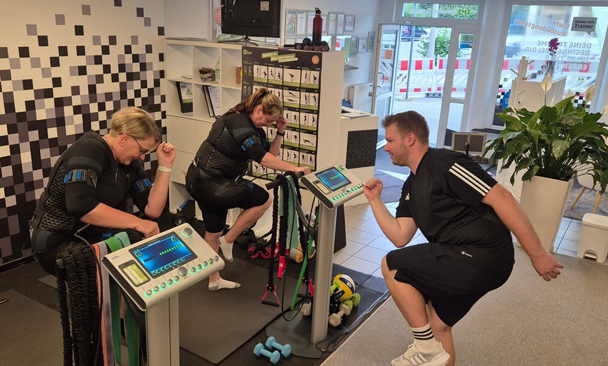 Image 5: 4 oder 8x EMS-Training inkl. Trainingsbekleidung, Handtuch & Wasser