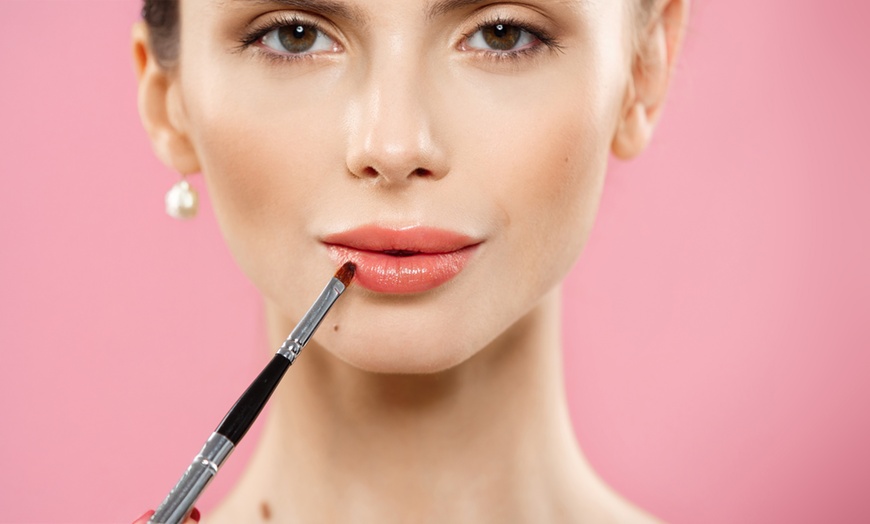 Image 1: Rehidratación de labios con dermapen, vitaminas y micropigmentación