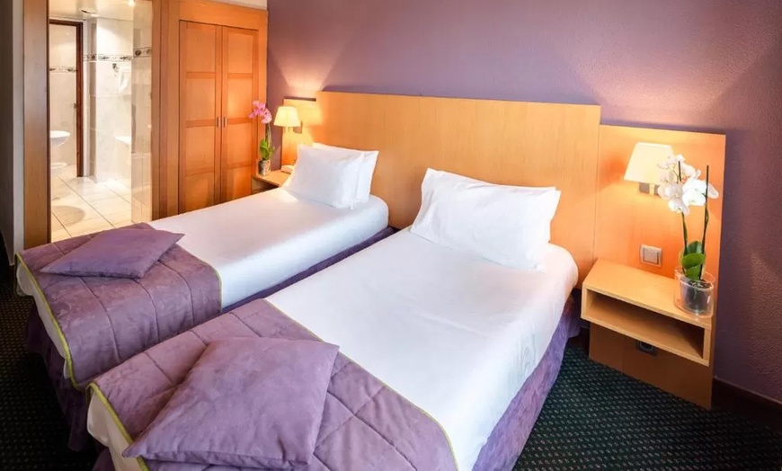 Image 4: Lourdes : chambre double ou quadruple avec PDJ, sauna, gym et diner