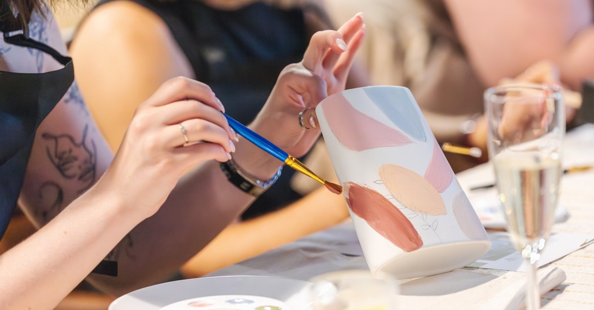 Taller de pintura en cerámica con copa de vino en Barcelona