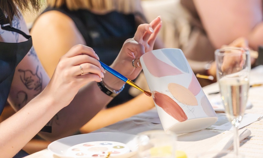 Image 1: Taller de pintura en cerámica y 2 copas de vino para 1, 2 o 4 personas