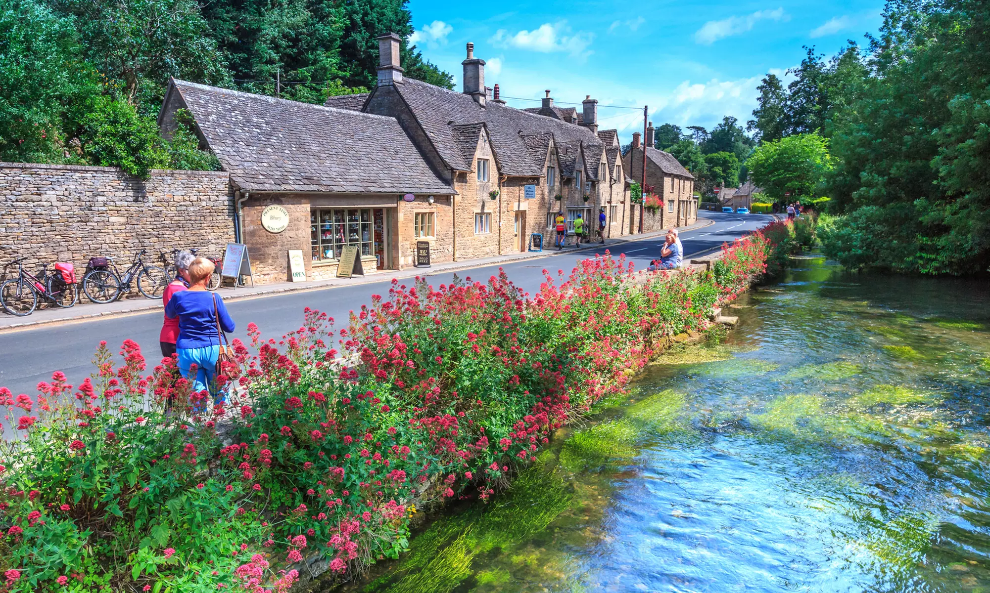 Explore Cotswolds: All Entries, Lunch & Premium Seating Tour for All