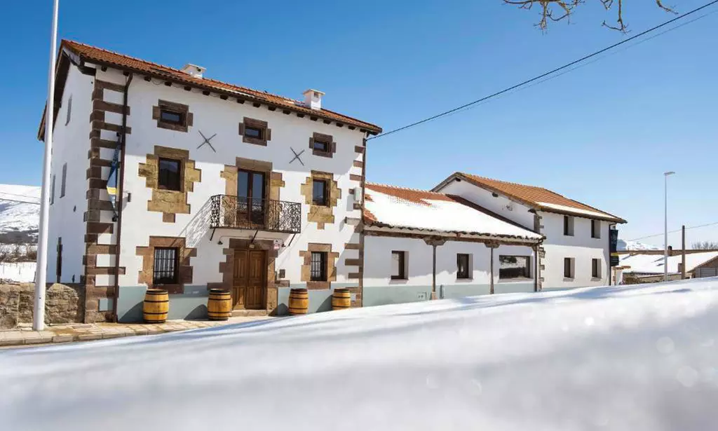 Paracuelles: apartamento completo con una habitación para 4 personas en Otero de Campo - Primary Image