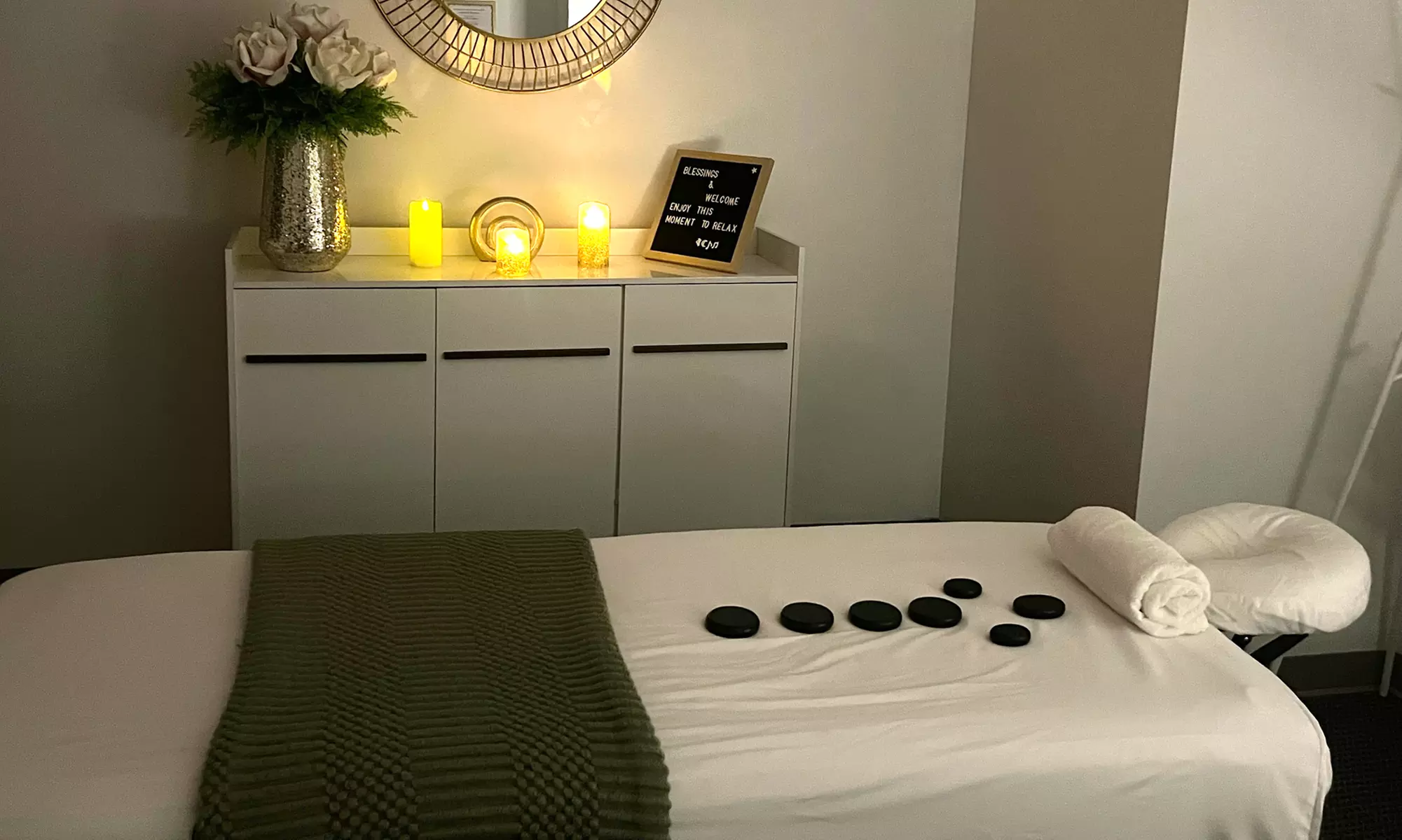 60 Minutes Couples Massage with Hot Stone, Aromatherapy, and Hot Towel