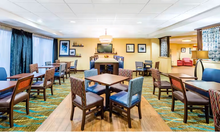 Image 5: Close to Shopping, Dining, & St. Charles Attractions