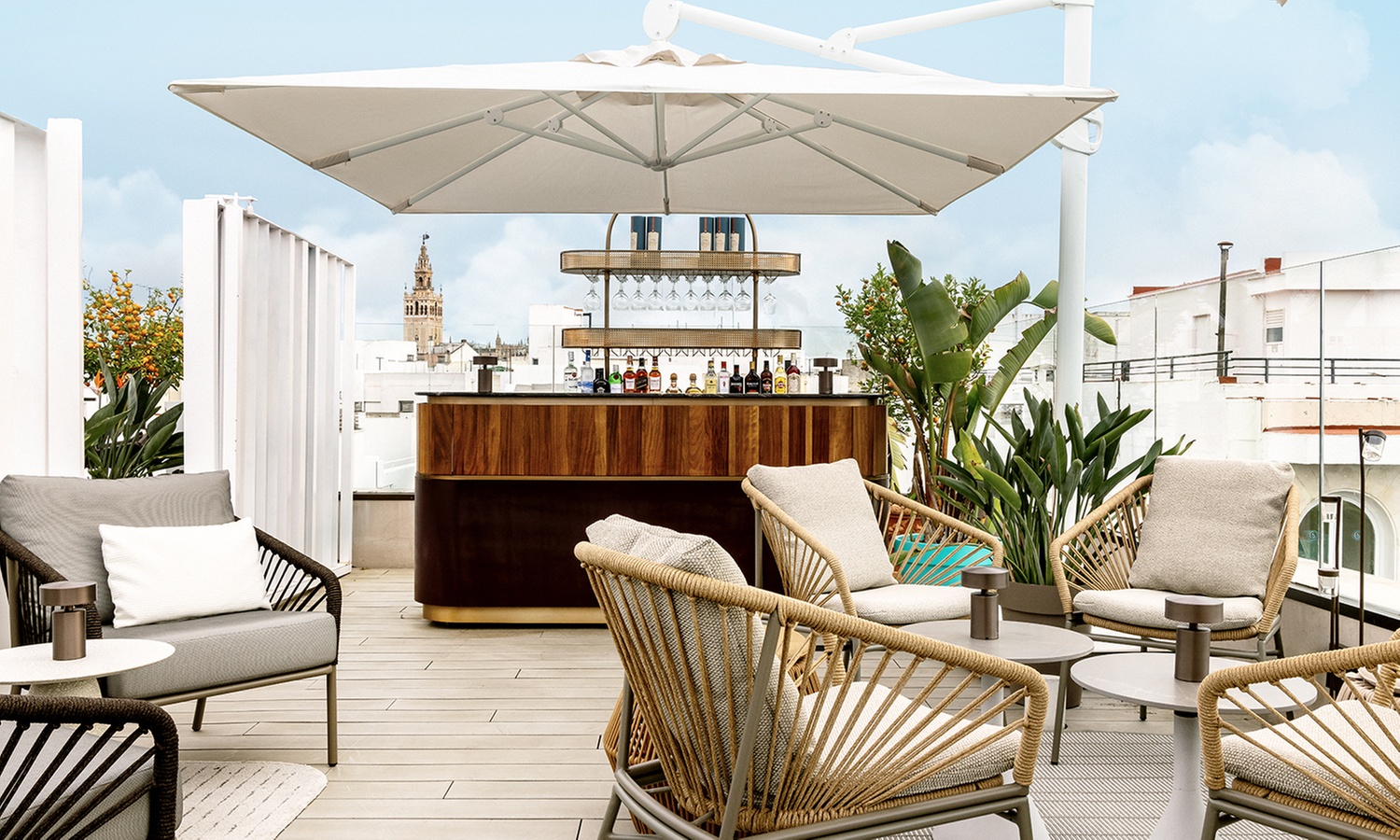 Experiencia VIP en Rooftop Scalpers con vistas a la Magdalena