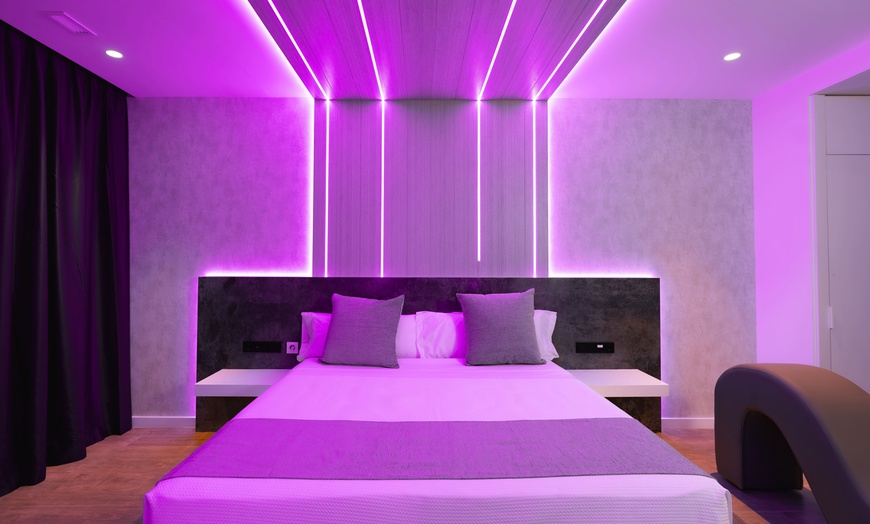 Image 3: Descuento hasta 55%! Valencia: suite con botella de vino