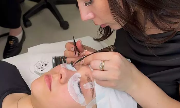 Wimpernverlängerung mit 1:1-Technik opt. inkl. Refill für 1 Person