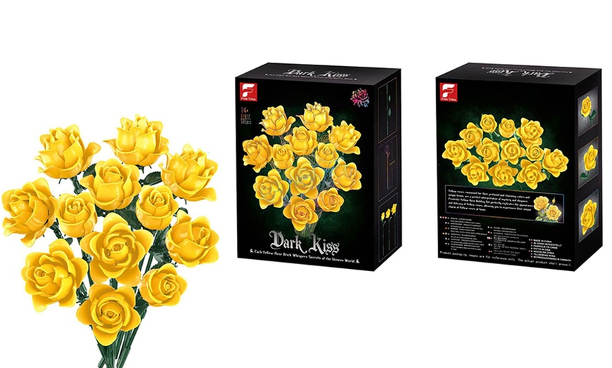 Image 5: Rose Building Blocks Set, 585 Pieces in Four Vibrant Colours