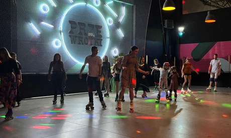 Retro zabawa dla każdego: jazda na wrotkach przez godzinę i bez limitu